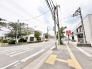 生活利便施設が身近に整い、日々の暮らしやすさが実感できる穏やかな住環境が広がっています。