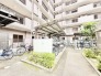手入れの行き届いた植栽が心安らぐ空間を演出し、日々の暮らしに静かな調和をもたらす住環境です。