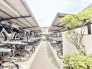 屋根がしっかり完備されており、日々の暮らしを整然とサポートしてくれる実用的な共用スペースです。