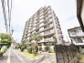 周辺の街並みと調和しながら、落ち着いた存在感を放つ端正な外観が、心地よい住環境を予感させます。