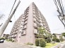 周囲の街並みと調和しながら、落ち着いた存在感を放つ端正な外観が日々の暮らしを豊かに彩ります。