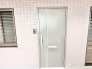 洗練された落ち着きとプライバシーを大切にする住まいの入り口は、日々の暮らしに安心感をもたらしてくれます。