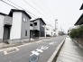 洗練されたモノトーンの外観が、落ち着いた街並みに調和して佇んでいます。