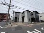 洗練されたモノトーンの外観が、街並みに落ち着いた佇まいと新しい彩りを添えています。