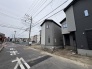 落ち着いた色合いの外観が静かな街並みに調和し、日々の生活を穏やかに包み込む佇まいです。