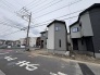 洗練されたモノトーンの外観が、周辺の落ち着いた街並みと穏やかに調和しています。