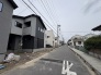 落ち着いた住宅街の中に調和する、現代的で洗練された佇まいの住環境が広がります。
