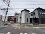 洗練されたツートーンの外観が、街並みに落ち着きと調和をもたらす佇まいです。