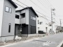 洗練されたコントラストを描く外観デザインが、落ち着きのある街並みに調和する住まいです。