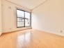 余計な装飾を削ぎ落としたシンプルな空間は、住まい手の感性に合わせて自由に彩りを添えられます。
