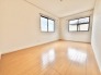 余計な装飾を削ぎ落としたシンプルな空間は、住まう人の暮らしに合わせて自在に表情を変えてくれます。