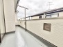 風通しが良く、日常のちょっとしたリフレッシュの時間にも心地よく馴染む穏やかな屋外空間です。