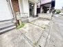 住まいの入り口へとつながるアプローチは、日々の暮らしに静かな安らぎをもたらす落ち着いた佇まいです。