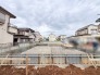 周辺環境と調和した落ち着きのある住宅街で、新たな暮らしを築くための基盤が整っています。