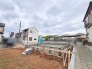 静かな住宅街に新たな暮らしの基盤が築かれていく、期待に満ちた建設現場の様子です。