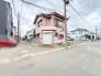 周囲の街並みに穏やかに溶け込みながら、日々の暮らしを見守るような佇まいを感じさせます。