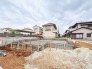 周辺の落ち着いた街並みに溶け込みながら、新しい暮らしの基盤が着実に築かれていく様子が伝わります。