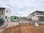 新たな住まいが形作られていく、閑静な住宅街での建築風景が日常の穏やかさを感じさせます。