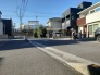 空が広く見渡せる、落ち着いた佇まいの住宅街が日々の暮らしを穏やかに包み込みます。