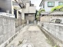 周囲の住宅と調和し、静かな落ち着きを感じさせる住まいへのアプローチ空間です。