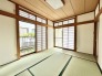 木の温もりと和の趣が調和した、静けさと心地よさを感じさせる上質な空間です。