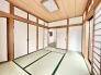 木目の温もりと伝統的な素材感が調和し、心穏やかに過ごせる落ち着いた空間が広がっています。