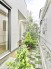 季節の移ろいを感じさせる穏やかな植栽が、住まいの外観に柔らかな表情を添えています。
