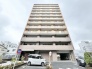 洗練されたフォルムが街並みに馴染む、落ち着いた佇まいのマンション外観です。