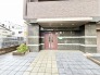 重厚感のある石造りの意匠が、訪れる人を静かに迎え入れる落ち着きのあるエントランスです。