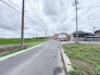 空が大きく広がり、のどかな田園風景と落ち着いた住宅街が調和する穏やかな住環境です。