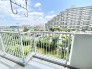 空を見上げれば開放感が広がり、周囲の緑が心地よい風を運んでくれる穏やかな眺望が魅力です。