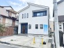 洗練されたコントラストが美しい、街並みに調和するシンプルでモダンな外観デザインです。