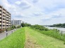 雄大な川の流れと緑豊かな風景を日常に取り入れ、季節の移ろいを肌で感じられる心地よい環境が広がります。