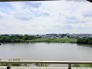 窓の外には雄大な自然が広がり、日々の暮らしに安らぎと開放感をもたらしてくれる眺望です。