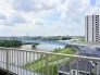 空の広がりと穏やかな川の流れを望む、開放感あふれる心地よい景色が日々の暮らしを彩ります。