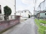 落ち着いた住宅街の風景が広がり、穏やかな日常の始まりを感じさせる静かな環境です。