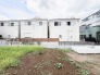 周囲の建物と程よい距離感を保ち、穏やかな空気が流れる住環境が広がっています。