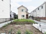 周囲の落ち着いた環境に溶け込み、日々の暮らしに静かな広がりをもたらす敷地です。