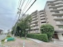 豊かな緑の植栽が建物を優しく包み込み、街並みに落ち着いた表情を添えています。