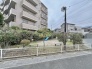 建物のすぐそばに緑豊かな空間が広がり、日常に穏やかな安らぎをもたらす心地よい住環境です。