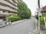 街路樹の柔らかな緑が道沿いを彩り、静けさと心地よい調和を感じさせる日常の風景です。