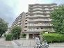 周辺の豊かな緑と調和しながら、街並みに落ち着いた風格を添える佇まいが日々の暮らしを穏やかに包み込みます。