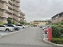 ゆとりある敷地設計が日々の暮らしに安心感をもたらす、落ち着いた佇まいの住環境です。