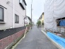 周辺環境に馴染む落ち着いた住環境で、日々の暮らしが穏やかに流れる街並みです。