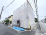 これから始まる新しい暮らしの準備が進む、静かな街角の風景です。
