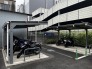 大切な移動手段を雨や風から守る、機能的で整理された専用スペースが用意されています。