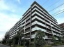 洗練されたフォルムが青空に映える、落ち着いた佇まいを見せる外観デザインです。