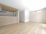 木目の優しさとすっきりとした広がりが調和する、日々の暮らしに安らぎをもたらす心地よい空間です。