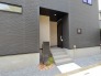 洗練されたダークトーンの外壁が落ち着いた佇まいを演出し、日々の帰宅を静かに迎えてくれる洗練されたエントランスです。
