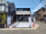 洗練されたコントラストが映える外観は、周辺の街並みに自然と馴染みながらも確かな存在感を放ちます。